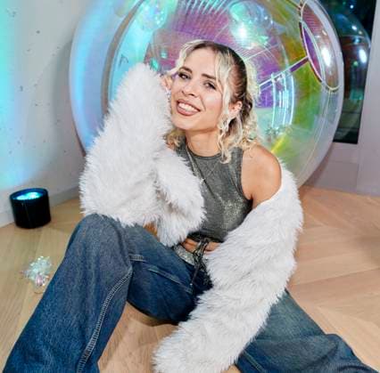 Warner Music Central Europa feiert in Berlin EUR, Deutschland, Berlin: Die Hip-Hop Musikerin Zavet (Elisaveta Kinzel) ist bei Warner Music Germany unter Vertrag. Die Rapperin und Sängerin aus Mannheim wurde in Sibirien geboren. Das einjährige Juliläum des Standorts Berlin feiert die Warner Music mit Künstlern, Gästen und Mitarbeitern. Die lokale und international Kreativszene vernetzt sich in der Haupstadt.