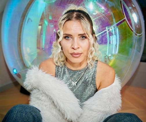 Warner Music Central Europa feiert in Berlin EUR, Deutschland, Berlin: Die Hip-Hop Musikerin Zavet (Elisaveta Kinzel) ist bei Warner Music Germany unter Vertrag. Die Rapperin und Sängerin aus Mannheim wurde in Sibirien geboren. Das einjährige Juliläum des Standorts Berlin feiert die Warner Music mit Künstlern, Gästen und Mitarbeitern. Die lokale und international Kreativszene vernetzt sich in der Haupstadt.