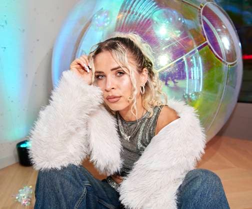 Warner Music Central Europa feiert in Berlin EUR, Deutschland, Berlin: Die Hip-Hop Musikerin Zavet (Elisaveta Kinzel) ist bei Warner Music Germany unter Vertrag. Die Rapperin und Sängerin aus Mannheim wurde in Sibirien geboren. Das einjährige Juliläum des Standorts Berlin feiert die Warner Music mit Künstlern, Gästen und Mitarbeitern. Die lokale und international Kreativszene vernetzt sich in der Haupstadt.