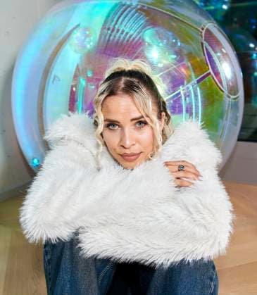 Warner Music Central Europa feiert in Berlin EUR, Deutschland, Berlin: Die Hip-Hop Musikerin Zavet (Elisaveta Kinzel) ist bei Warner Music Germany unter Vertrag. Die Rapperin und Sängerin aus Mannheim wurde in Sibirien geboren. Das einjährige Juliläum des Standorts Berlin feiert die Warner Music mit Künstlern, Gästen und Mitarbeitern. Die lokale und international Kreativszene vernetzt sich in der Haupstadt.