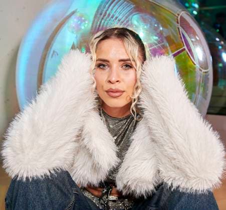 Warner Music Central Europa feiert in Berlin EUR, Deutschland, Berlin: Die Hip-Hop Musikerin Zavet (Elisaveta Kinzel) ist bei Warner Music Germany unter Vertrag. Die Rapperin und Sängerin aus Mannheim wurde in Sibirien geboren. Das einjährige Juliläum des Standorts Berlin feiert die Warner Music mit Künstlern, Gästen und Mitarbeitern. Die lokale und international Kreativszene vernetzt sich in der Haupstadt.
