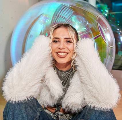 Warner Music Central Europa feiert in Berlin EUR, Deutschland, Berlin: Die Hip-Hop Musikerin Zavet (Elisaveta Kinzel) ist bei Warner Music Germany unter Vertrag. Die Rapperin und Sängerin aus Mannheim wurde in Sibirien geboren. Das einjährige Juliläum des Standorts Berlin feiert die Warner Music mit Künstlern, Gästen und Mitarbeitern. Die lokale und international Kreativszene vernetzt sich in der Haupstadt.