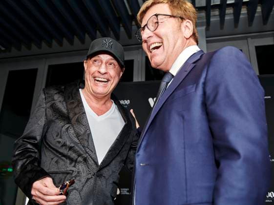 Warner Music Central Europa feiert in Berlin EUR, Deutschland, Berlin: Musiker Peter Schilling (li) im Gespräch. Das einjährige Juliläum des Standorts Berlin feiert die Warner Music mit Künstlern, Gästen und Mitarbeitern. Die lokale und international Kreativszene vernetzt sich in der Haupstadt.