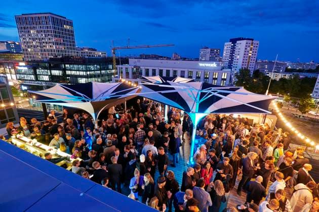 Warner Music Central Europa feiert in Berlin EUR, Deutschland, Berlin: Das einjährige Juliläum des Standorts Berlin feiert die Warner Music mit Künstlern, Gästen und Mitarbeitern. Die lokale und international Kreativszene vernetzt sich in der Haupstadt.