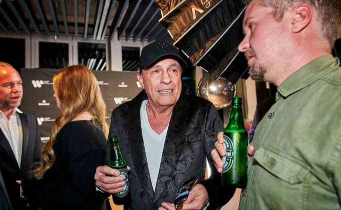 Warner Music Central Europa feiert in Berlin EUR, Deutschland, Berlin: Musiker Peter Schilling (mi) im Gespräch. Das einjährige Juliläum des Standorts Berlin feiert die Warner Music mit Künstlern, Gästen und Mitarbeitern. Die lokale und international Kreativszene vernetzt sich in der Haupstadt.