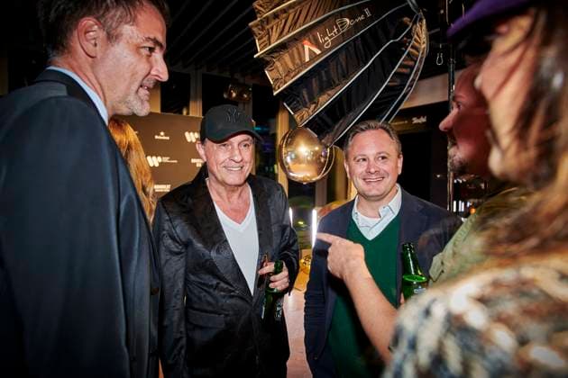 Warner Music Central Europa feiert in Berlin EUR, Deutschland, Berlin: Musiker Peter Schilling (2.v.l.) und Markus Holzherr- CFO Warner Music Europe (li) im Gespräch mit Gästen. Das einjährige Juliläum des Standorts Berlin feiert die Warner Music mit Künstlern, Gästen und Mitarbeitern. Die lokale und international Kreativszene vernetzt sich in der Haupstadt.