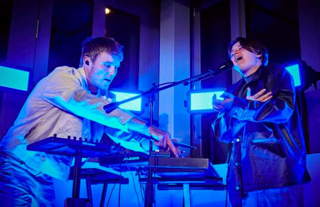 Warner Music Central Europa feiert in Berlin EUR, Deutschland, Berlin: Das Pop-Duo ROYA aus Dänemark (Sebastian Igens und Line Gade) feiert mit den Gästen. Das einjährige Juliläum des Standorts Berlin feiert die Warner Music mit Künstlern, Gästen und Mitarbeitern. Die lokale und international Kreativszene vernetzt sich in der Haupstadt.