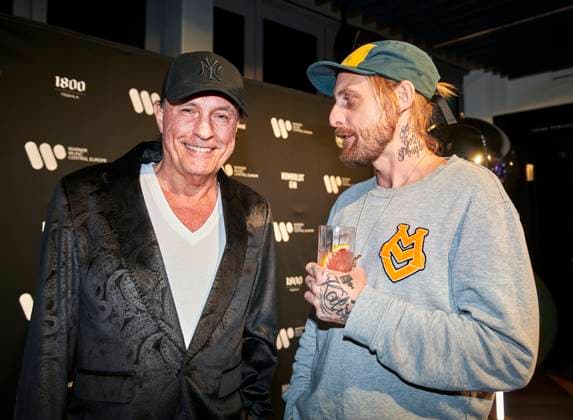 Warner Music Central Europa feiert in Berlin EUR, Deutschland, Berlin: Musiker Peter Schilling (li) und Musiker David Oesterling (re) im Gespräch. Das einjährige Juliläum des Standorts Berlin feiert die Warner Music mit Künstlern, Gästen und Mitarbeitern. Die lokale und international Kreativszene vernetzt sich in der Haupstadt.