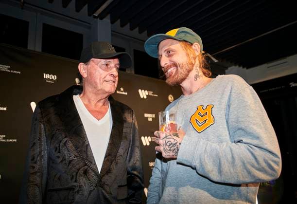 Warner Music Central Europa feiert in Berlin EUR, Deutschland, Berlin: Musiker Peter Schilling (li) und Musiker David Oesterling (re) im Gespräch. Das einjährige Juliläum des Standorts Berlin feiert die Warner Music mit Künstlern, Gästen und Mitarbeitern. Die lokale und international Kreativszene vernetzt sich in der Haupstadt.