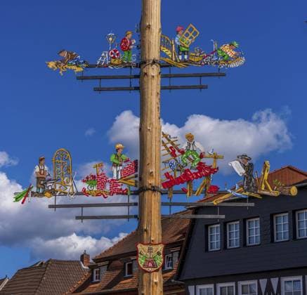 Maibaum auf dem Marktplatz, Detailaufnahme, Seligenstadt, Hessen, Deutschland, Europa Maypole on the market square, close-up, Seligenstadt, Hesse, Germany, Europe Copyright: imageBROKER Karl-HeinzxSpremberg iblkhs11378803.jpg