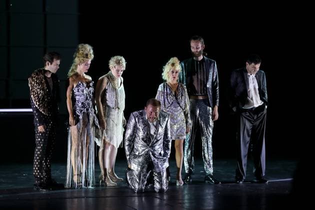 Entertainment Themen der Woche KW37 Gabriel Schneider, Pauline Knof, Maeve Metelka, Jonathan Kempf, Artemis Chalkidou, Maximilian Diehle und Andreas Döhler, v.l., während der Fotoprobe für das Stück Kleiner Mann - was nun? im Berliner Ensemble in Berlin, 12. September 2024. Von Hans Fallada. Regie Frank Castorf. Bühne Aleksandar Denic. Kostüme Adriana Braga Peretzki. Premiere ist am 14. September 2024. Berliner Ensemble Kleiner Mann - was nun? *** Gabriel Schneider, Pauline Knof, Maeve Metelka, Jonathan Kempf, Artemis Chalkidou, Maximilian Diehle and Andreas Döhler, from left, during the photo rehearsal for the play Kleiner Mann was nun at the Berliner Ensemble in Berlin, September 12, 2024 By Hans Fallada Directed by Frank Castorf Stage by Aleksandar Denic Costume