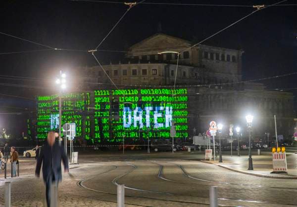 Entertainment Themen der Woche KW37 Beleuchtungstest auf dem Theaterplatz vor der Semperoper Einziges Deutschland-Konzert 2024 vor der Dresdner Semperoper. Die legendären Techno- und Electro-Pioniere Kraftwerk spielen in diesem Jahr ein einziges Konzert in Deutschland, welches am 14. September 2024 auf dem Theaterplatz vor der Semperoper in Dresden stattfinden wird. Dresden Sachsen Deutschland *** Lighting test on Theaterplatz in front of the Semperoper The only concert in Germany in 2024 in front of the Semperoper in Dresden Legendary techno and electro pioneers Kraftwerk will play a single concert in Germany this year, which will take place on September 14, 2024 on Theaterplatz in front of the Semperoper in Dresden Dresden Saxony Germany