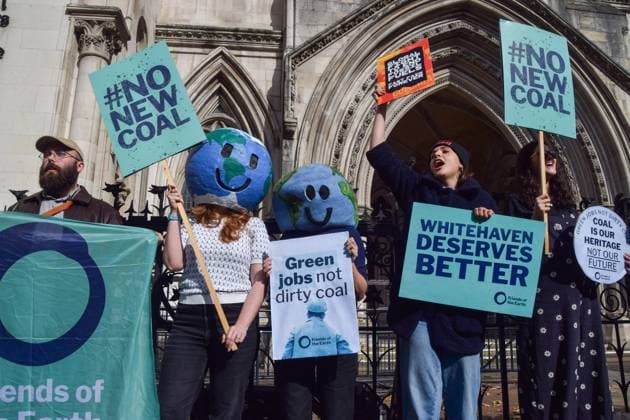 Bilder des Jahres 2024, News 09 September News Themen der Woche KW37 News Bilder des Tages September 13, 2024, London, England, UK: Climate activists from the group Friends of the Earth gather outside the Royal Courts of Justice as they win their legal challenge against the Whitehaven coal mine in Cumbria. London UK - ZUMAv130 20240913_zip_v130_011 Copyright: xVukxValcicx