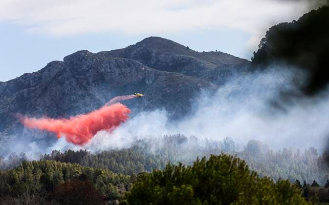 Bilder des Jahres 2024, News 09 September News Themen der Woche KW37 News Bilder des Tages The forest fire in Simat Valencia remains active and are incorporated into the extinction two aerial means Fire in the forest of the forest fire that started in Simat, on September 13, 2024, in Barcheta, Valencia, Valencian Community Spain The forest fire declared today in the Valencian town of Simat remains active and are incorporated into the extinction two aerial means This morning continued in the area five fire engines and six forestry units of the Generalitat and five teams and five fire departments of Fire Valencia, two coordinators and a forestry technician The fire forced yesterday to evacuate preventively about ten houses on a road in the municipality and had to cut the road CV 600, at the junction with the CV 601 13 SEPTEMBER 20  Copyright: xRoberxSolsonax 6208571