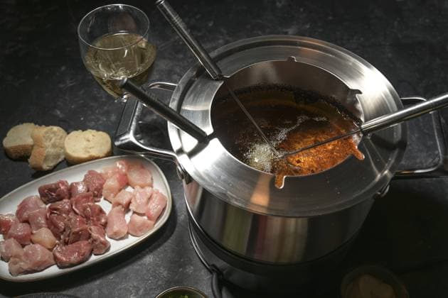Fondue Topf mit kochend heißem Öl, langen Gabeln und rohem Fleisch, Festessen für Freunde und Familie, gewählter Fokus, geringe Schärfentiefe Fondue pot with boiling hot oil, long forks and raw meat, party dinner for friends and family, selected focus, narrow depth of field Copyright: imageBROKER MarenxWinter ibxiqx11039373.jpg