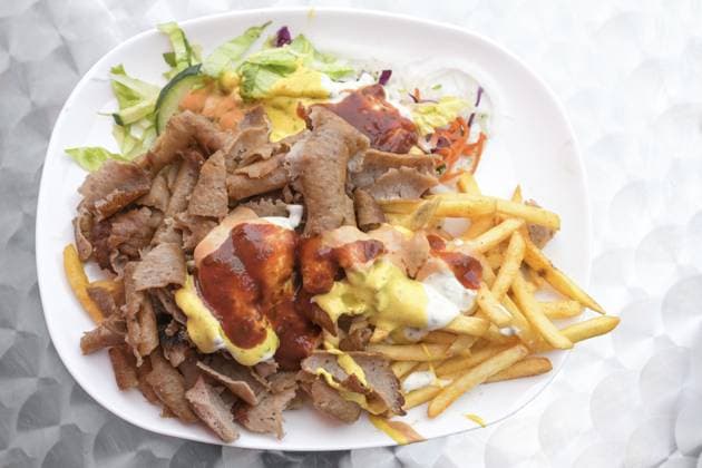 IMAGO Creative, Food, Fast Food, Döner Döner auf einem Teller mit Pommes frites, Salat und verschiedenen Soßen, beliebtes Fast Food aus der türkischen Küche, Kopierraum, Blickwinkel von oben, gewählter Fokus Doner kebab on a plate with French fries, salad and various sauces, popular fast food from Turkish cuisine, copy space, high angle view from above, selected focus Copyright: imageBROKER MarenxWinter ibxiqx11039911.jpg
