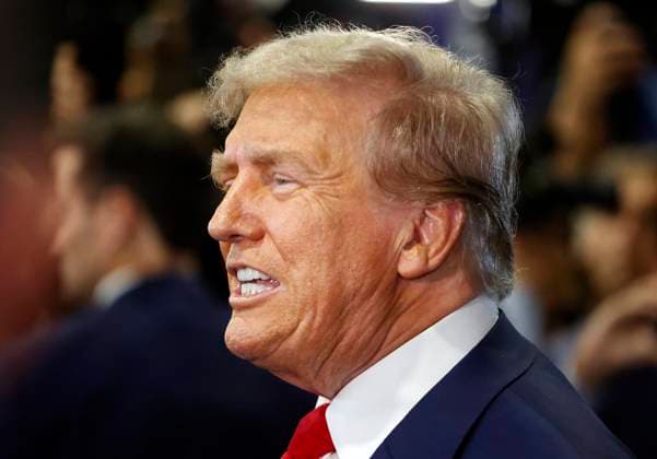 September 10, 2024, Philadelphia, Pa, United States: Former President Donald J. Trump talking to reporters at the 2024 Presidential Debate between Vice President Kamala Harris and Former President Donald J. Trump at National Constitution Center in Philadelphia, PA. September 10, 2024. Philadelphia United States - ZUMAp281 20240910_zea_p281_046 Copyright: xPhotoxImagexPressx