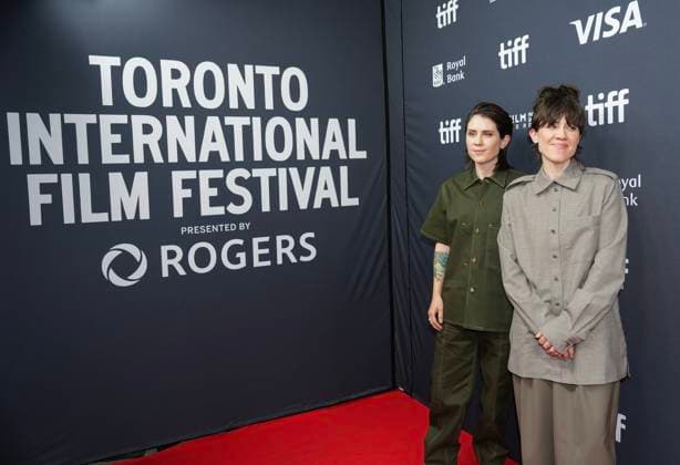 Entertainment Themen der Woche KW37 Entertainment Bilder des Tages September 13, 2024, Toronto, On, CANADA: Canadian pop signers Sara Quin, right, and Tegan Quin pose for photographs on the red carpet for the documentary Fanatical: The Catfishing of Tegan and Sara during the Toronto International Film Festival in Toronto on Friday, September 13, 2024. Toronto CANADA  - ZUMAc35_ 20240913_zaf_c35_095 Copyright: xNathanxDenettex