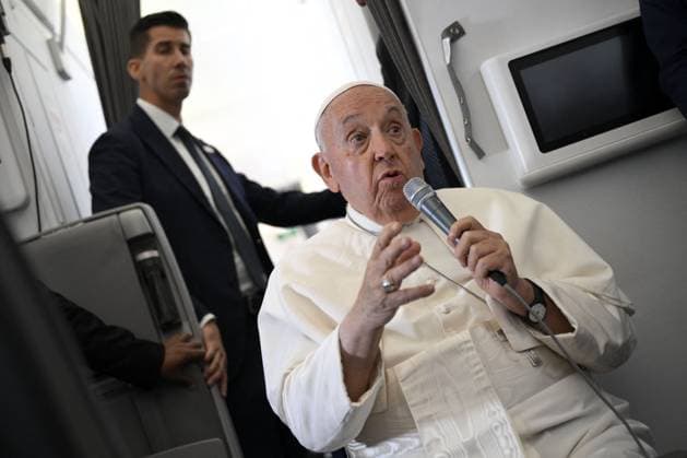 News Themen der Woche KW37 News Bilder des Tages Pope Says Both Trump and Harris Are Against Life Pope Francis holds a news conference aboard the papal plane on his flight back after his 12-day journey across Southeast Asia and Oceania, on September 13, 2024. Pope Francis on Friday described the choice US voters must make in the presidential election as one between the lesser of two evils, deeming former President Donald Trump’s anti-migrant policies and Vice President Kamala Harris’ support of abortion rights as both being against life. Photo by (EV) Vatican Media ABACAPRESS.COM  Copyright: xABACAx