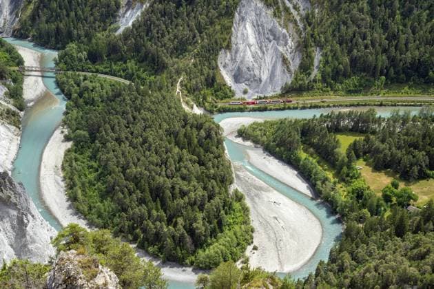 Ein Zug des Glacier Express fährt durch die Rheinschlucht, Ruinaulta, Vorderrhein, Flims, Graubünden, Schweiz, Europa A train of the Glacier Express travels through the Rhine Gorge, Ruinaulta, Anterior Rhine, Flims, Graubünden, Switzerland, Europe Copyright: imageBROKER JürgenxHumbert ibxjhu09438894.jpg