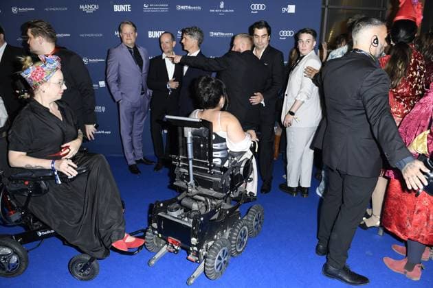 Chaos bei der Ankunft der Gäste auf dem blauen Teppich Verleihung DEUTSCHER SCHAUSPIELPREIS (DSP) 2024 Berlin 13. Sept. 2024