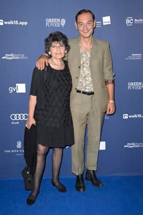 Andrei Viorel Tacu mit Mutter bei der Verleihung des Deutschen Schauspielpreises 2024 im Club Theater Berlin. Berlin, 13.09.2024