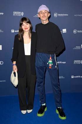 Jonas Stenzel mit Begleitung bei der Verleihung des Deutschen Schauspielpreises 2024 im Club Theater Berlin. Berlin, 13.09.2024