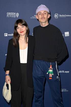 Jonas Stenzel mit Begleitung bei der Verleihung des Deutschen Schauspielpreises 2024 im Club Theater Berlin. Berlin, 13.09.2024