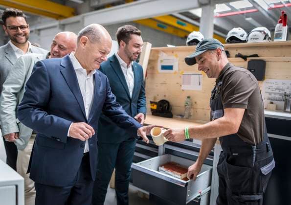 News Bilder des Tages Olaf Scholz (SPD), Bundeskanzler, fotografiert im Rahmen seiner Sommerreise durch Brandenburg. Hier beim Besuch des seriellen Holzmodulbauer TIMPLA in Eberswalde Eberswalde Deutschland *** Olaf Scholz SPD , Federal Chancellor, photographed during his summer trip through Brandenburg Here during a visit to the serial wood module manufacturer TIMPLA in Eberswalde Eberswalde Germany Copyright: xThomasxKoehler photothek.dex