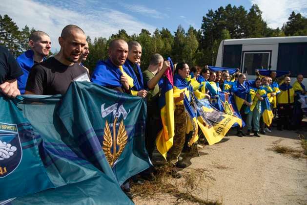 Bilder des Jahres 2024, News 09 September News Themen der Woche KW37 49 Ukrainians Return Home Following Prisoners Of War Swap With Russia 49 Ukrainian prisoners of war (POWs) return home following a prisoners of war swap with Russia in Chernihiv Region, Ukraine, on September 13, 2024. Chernihiv Ukraine  Copyright: xMaxymxMarusenkox originalFilename: musiienko-notitle240913_npzMw.jpg