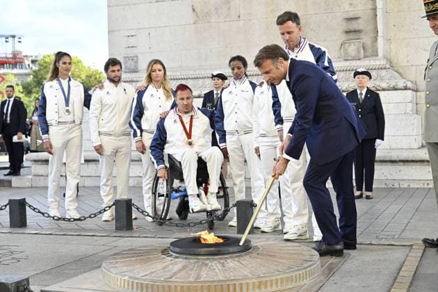 Bilder des Jahres 2024, News 09 September News Themen der Woche KW37 News Bilder des Tages Emmanuel Macron rekindles the flame of the Unknown Soldier during the Parade of Champions of the Paris2024 Olympic and Paralympic Games Emmanuel Macron, President of the French Republic, rekindles the flame of the Unknown Soldier during the Parade of Champions of the Paris2024 Olympic and Paralympic Games, le 14 septembre 2024 Eric Tschaen Pool Bestimage Emmanuel Macron, President of the French Republic, rekindles the flame of the Unknown Soldier during the Parade of Champions of the Paris2024 Olympic and Paralympic Games, on September 14, 2024 Paris France  Copyright: xEricxTschaenx xPoolx xBestimagexEricxTschaenx xPoolx xBestimagex