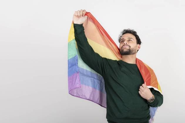 Creative Highlights Symbolfotos Studioaufnahme eines Mannes mit LGBT Regenbogenfahne Studio shot of man holding LGBT rainbow flag Copyright: imageBROKER MarianoxGaspar ibxmog11078012.jpg ,model released, Symbolfoto ,property released