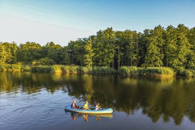 Luftaufnahme, Drohnenfoto: Mann, Frau und Kind paddeln in einem Kanu auf dem Fluss Peene, Naturpark Flusslandschaft Peenetal, Anklam, Mecklenburg-Vorpommern, Deutschland, Europa Aerial view, drone photo: Man, woman and child paddling in a canoe on the River Peene, Flusslandschaft Peenetal nature park Park, Anklam, Mecklenburg-Western Pomerania, Germany, Europe Copyright: imageBROKER OliverxGerhard ibxoge10975318.jpg ,model released, Symbolfoto ,property released