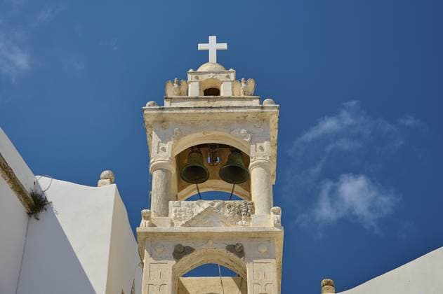 IMAGO Creative, Herbst, Reiseziel, Dodekanes, Griechische Inseln Nahaufnahme eines Kirchturms mit Kreuz und Glocken unter einem strahlend blauen Himmel, Platia und Kirche Issodia Theotokou, Nikia, Nisyros, Dodekanes, Griechische Inseln, Griechenland, Europa Close-up of a church tower with cross and bells under a bright blue sky, Platia and church Issodia Theotokou, Nikia, Nisyros, Dodecanese, Greek Islands, Greece, Europe Copyright: imageBROKER RalfxAdler ibxraa11255357.jpg