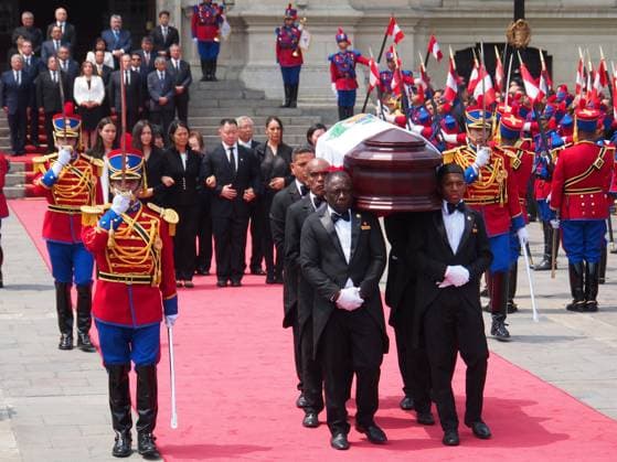 News Themen der Woche KW37 News Bilder des Tages September 14, 2024, Lima, Lima, Peru: The Coffin with the mortal remains of the former Peruvian president and dictator Alberto Fujimori receiving honors as Head of State at the Government Palace. Fujimori had announced, a few months ago, his intention to return to political life as a presidential candidate in 2026. Lima Peru - ZUMAg240 20240914_zip_g240_006 Copyright: xCarlosxGarciaxGranthonx