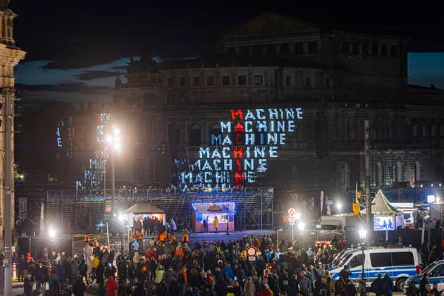 Bilder des Jahres 2024, Entertainment 09 September Entertainment Themen der Woche KW37 Entertainment Bilder des Tages Kraftwerk Konzert Dresden Einziges Deutschland-Konzert 2024 vor der Dresdner Semperoper. Die legendären Techno- und Electro-Pioniere Kraftwerk spielen in diesem Jahr ein einziges Konzert in Deutschland. Dresden Sachsen Deutschland *** Kraftwerk concert Dresden Only concert in Germany in 2024 in front of the Dresden Semperoper The legendary techno and electro pioneers Kraftwerk are playing a single concert in Germany this year Dresden Saxony Germany