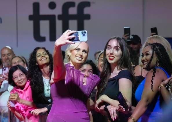 Bilder des Jahres 2024, Entertainment 09 September Entertainment Themen der Woche KW37 Entertainment Bilder des Tages September 14, 2024, Toronto, On, CANADA: Director and Actress Rebel Wilson, centre, poses for photographs on the red carpet with fans for the film The Deb during the Toronto International Film Festival in Toronto on Saturday, September 14, 2024. Toronto CANADA  - ZUMAc35_ 20240914_zaf_c35_116 Copyright: xNathanxDenettex