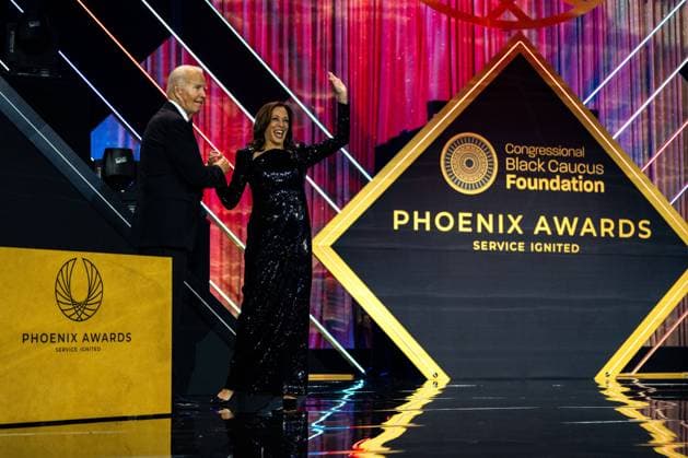 Bilder des Jahres 2024, News 09 September News Themen der Woche KW37 News Bilder des Tages President Joe Biden greets Vice President Kamala Harris as she arrives on stage during the 2024 Phoenix Awards Dinner in Washington, DC on Saturday, September 14, 2024. The dinner, hosted by the Congressional Black Caucus (CBC) and the Congressional Black Caucus Foundation (CBCF), honors the work done by the two groups to uphold democratic norms and institutions and chart a pathway for progress for Black Americans.  WAX20240914227 KentxNishimura