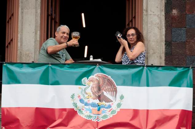 Mexicans And Tourists Get Ready For The Grito De Independencia Of Mexico This September 15 Two people toast from a balcony in Mexico City, Mexico, on September 14, 2024, ahead of the Grito de Independencia de Mexico to be held on September 15 in the capital s Zocalo, led by Mexican President Andres Manuel Lopez Obrador. Mexico City Mexico City Mexico  Copyright: xGerardoxVieyrax originalFilename: vieyra-notitle240914_npca1.jpg