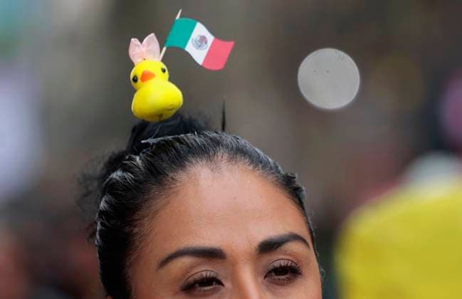 Mexicans And Tourists Get Ready For The Grito De Independencia Of Mexico This September 15 A woman wears a plastic duck on her head in Mexico City, Mexico, on September 14, 2024, ahead of the Grito de Independencia de Mexico to be held on September 15 in the Zocalo of the capital, led by the president of Mexico, Andres Manuel Lopez Obrador. Mexico City Mexico City Mexico  Copyright: xGerardoxVieyrax originalFilename: vieyra-notitle240914_npLAA.jpg