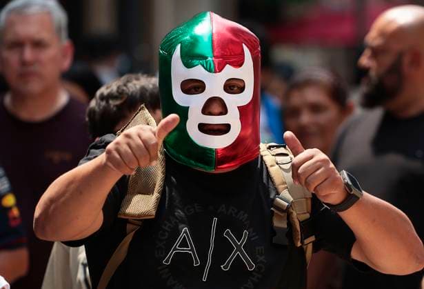 Mexicans And Tourists Get Ready For The Grito De Independencia Of Mexico This September 15 A person wears a wrestler s mask in Mexico City, Mexico, on September 14, 2024, ahead of the Grito de Independencia de Mexico to be held on September 15 in the Zocalo of the capital, led by the president of Mexico, Andres Manuel Lopez Obrador. Mexico City Mexico City Mexico  Copyright: xGerardoxVieyrax originalFilename: vieyra-notitle240914_npe90.jpg