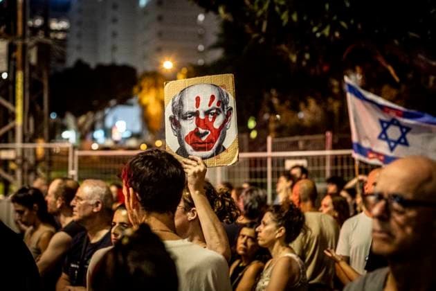 News Themen der Woche KW37 IsraelÐHamas war hostage crisis An Israeli Protestor holds up a sign showing the face of Israeli PM Benjamin Netanyahu, during a demonstration in Tel Aviv Saturday, Sept 14 2024.Tens of Thousands of people have rallied in Tel Aviv and across Israel, calling on PM Benjamin Netanyahu and his government to reach a deal to secure the release of the remaining hostages taken by Hamas during the October 7 attacks. Photo by Eyal Warshavsky. Tel Aviv Israel Copyright: xEyalxWarshavskyx