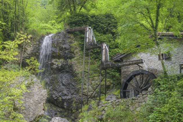 Mühlrad und Wasserfall bei der alten Mühle, Tramonti di Sopra, Provinz Pordenone, Italien, Europa Mill wheel and waterfall at the old mill, Tramonti di Sopra, Province of Pordenone, Italy, Europe Copyright: imageBROKER ChristianxHandl ibxhan11388935.jpg