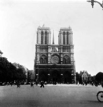 L illustration - Archives - Notre Dame de Paris Liberation de Paris. Le 26 aout 1944, vue de Notre-Dame de Paris, ou se rendit le general De Gaulle apres avoir descendu triomphalement les Champs-Elysees. Le 26 aout 1944, vue de Notre-Dame de Paris, ou se rendit le general De Gaulle apres avoir descendu triomphalement les Champs-Elysees. Illustration of Notre-Dame de Paris at different centuries... PHOTO NEWS ! only BELGIUM ! Paris France  Copyright: xL illustrationx xBestimagex