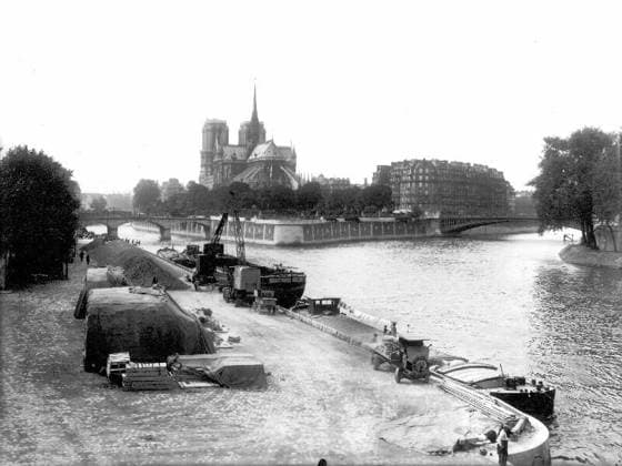 L illustration - Archives - Notre Dame de Paris Vue g?n?rale vers 1938 de l ?le de la Cit? avec Notre-Dame de Paris et les Quais de la Seine ? Paris. Sur le Quai de la Tournelle, sont d?charg?es des marchandises provenant de p?niches amarr?es. Illustration of Notre-Dame de Paris at different centuries... PHOTO NEWS ! only BELGIUM ! Paris France  Copyright: xL illustrationx xBestimagex