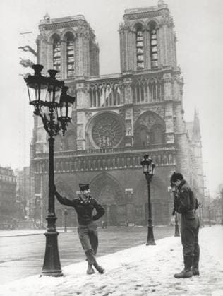L illustration - Archives - Notre Dame de Paris Les Am?ricains quittent Paris - Avant le d?part, les G.I se photographient une derni?re fois sur le parvis Notre-Dame - Illustration of Notre-Dame de Paris at different centuries... PHOTO NEWS ! only BELGIUM ! Paris France  Copyright: xL illustrationx xBestimagex