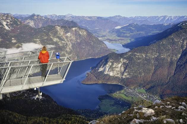 Eine Wanderin steht auf dem Aussichtspunkt 5fingers. Blick vom Dachstein Krippenstein auf den Hallstätter See. Links Hallstatt, rechts Obertraun. Herbst, gutes Wetter. Einige Wolken in den Bergen. Hallstätter See, Salzkammergut, Oberösterreich, Österreich, Europa A hiker stands on the 5fingers viewpoint. View from the Dachstein Krippenstein to Lake Hallstatt. Hallstatt on the left, Obertraun on the right. Autumn, good weather. Some clouds in the mountains. Lake Hallstatt, Salzkammergut, Upper Austria, Austria, Europe Copyright: imageBROKER SusannexFritzsche ibxsee11200674.jpg ,model released, Symbolfoto ,property released