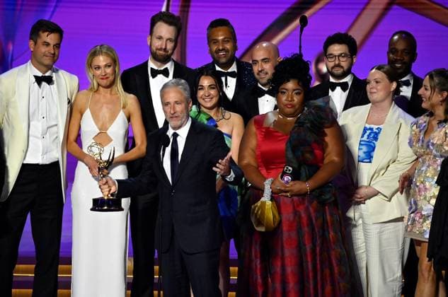 Bilder des Jahres 2024, Entertainment 09 September Entertainment Themen der Woche KW37 Entertainment Bilder des Tages Jon Stewart (C), cast, and crew accept the Outstanding Talk Series award for The Daily Show onstage during the 76th annual Primetime Emmy Awards at the Peacock Theater in Los Angeles on Sunday, September 15, 2024.  LAP2024091575 JIMxRUYMEN