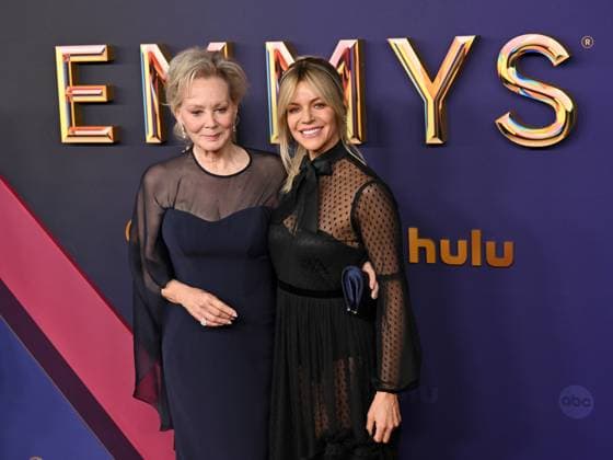 (L-R) Jean Smart and Kaitlin Olson arrive for the 76th annual Primetime Emmy Awards at the Peacock Theater in Los Angeles on Sunday, September 15, 2024.  LAP202409150673 CHRISxCHEW