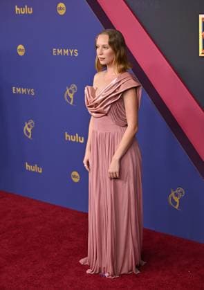 Hannah Einbinder arrives for the 76th annual Primetime Emmy Awards at the Peacock Theater in Los Angeles on Sunday, September 15, 2024.  LAP202409150678 CHRISxCHEW